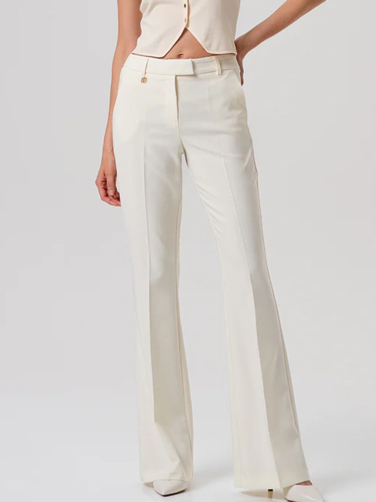 Fracomina - Pantalone Sartoriale Flare con Dettaglio Logo Metallico - Donna