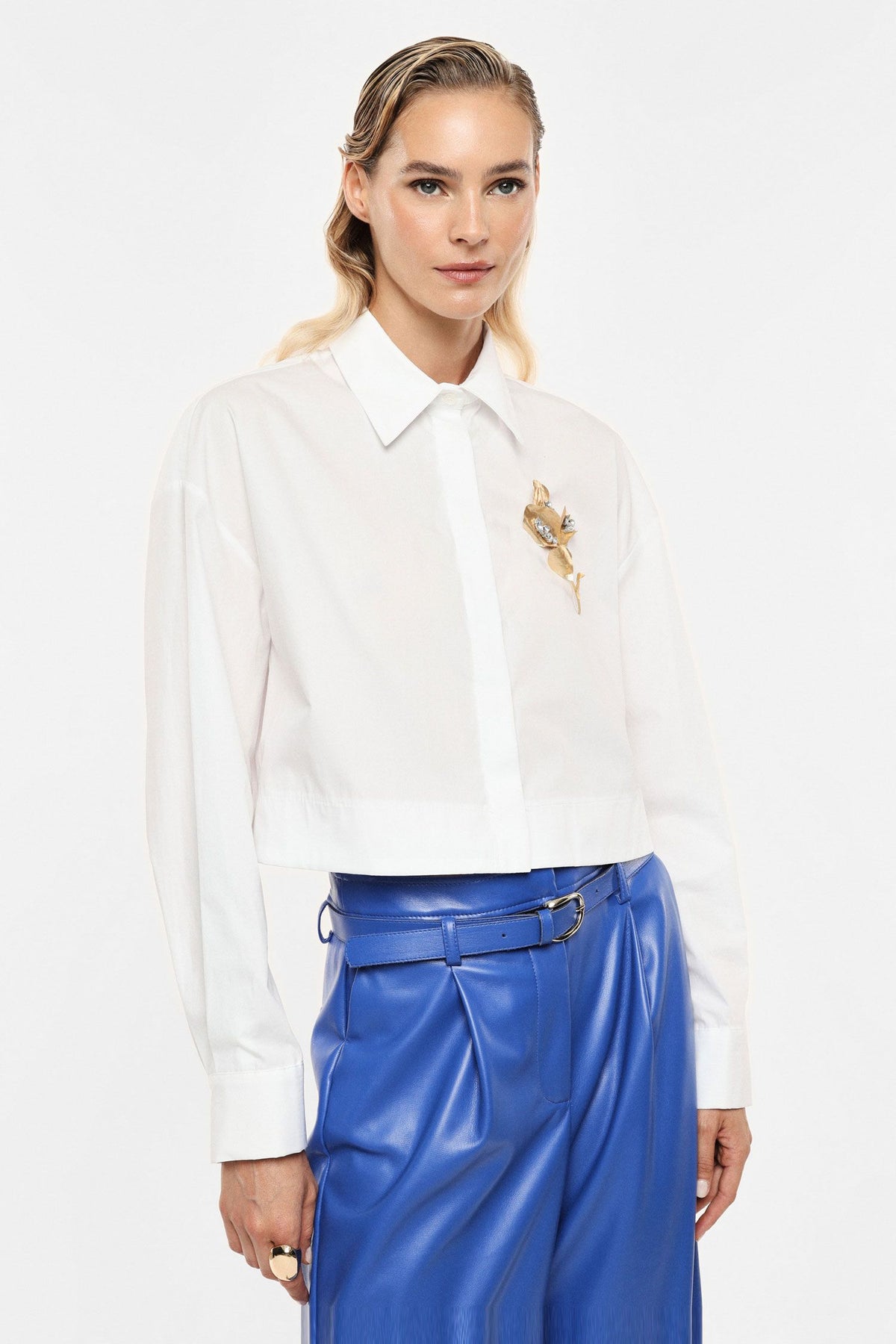 Imperial - Camicia cropped con colletto classico e spilla gioiello - Donna