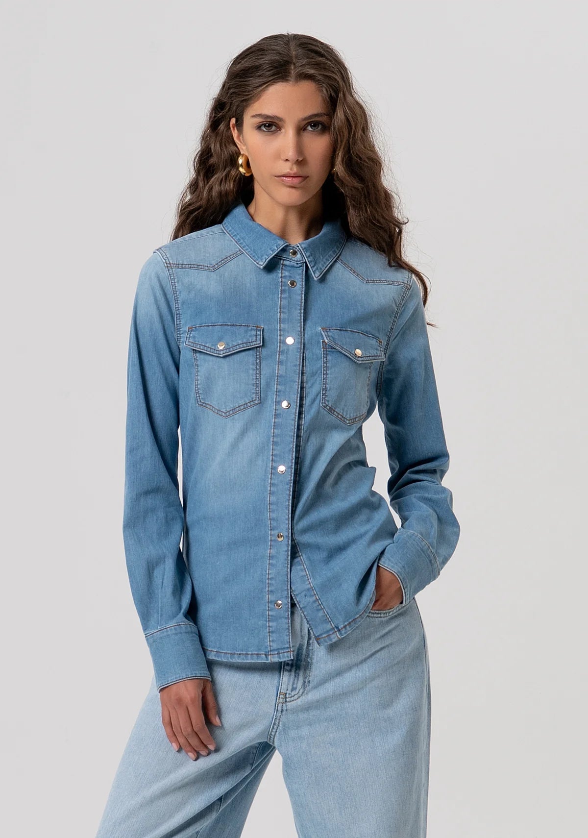 Camicia regular in denim con lavaggio bleached Donna - Fracomina - World Fashion