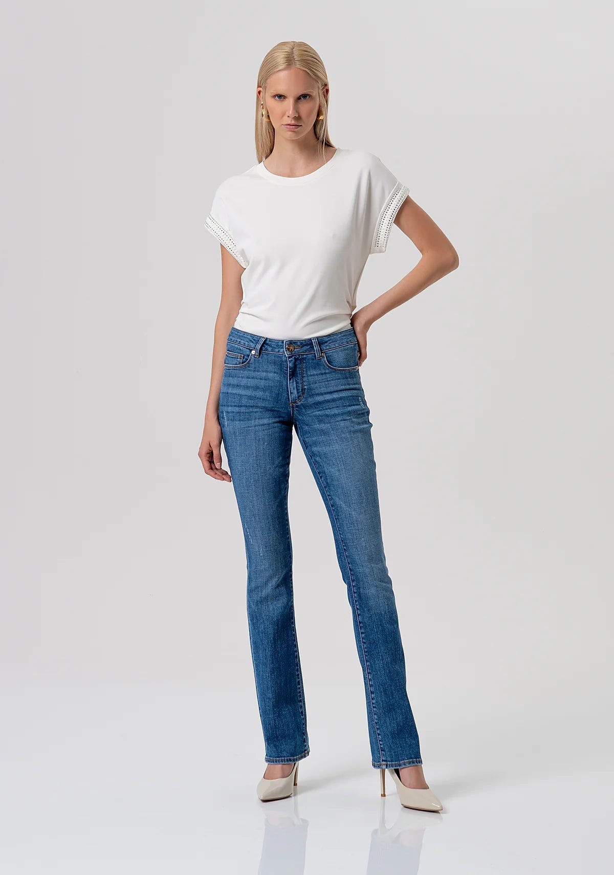 Fracomina - Jeans bootcut effetto push up in denim con lavaggio medio - Donna - World Fashion