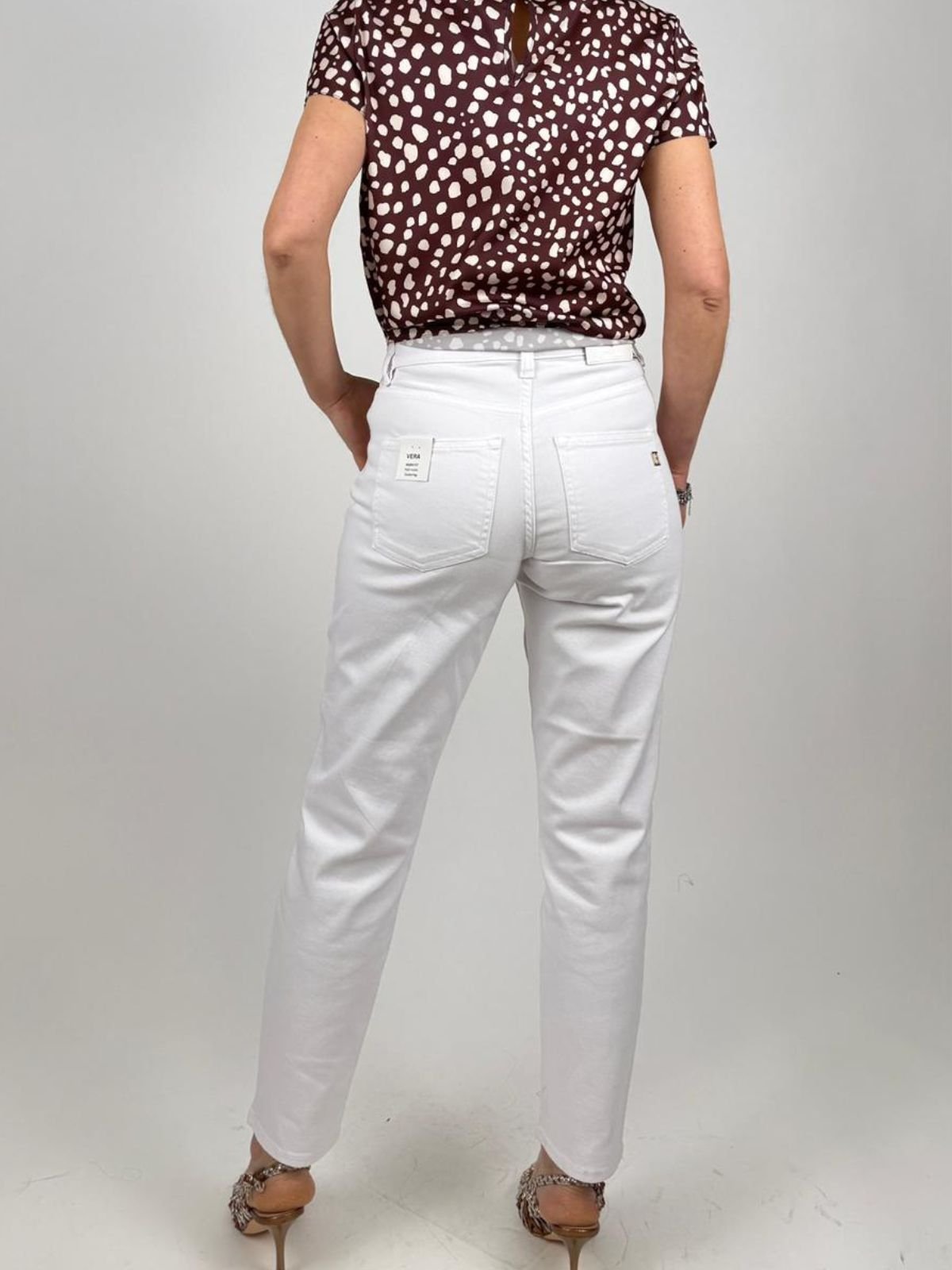 Fracomina - Pantalone carrot mom fit in tessuto bull, vita alta, 5 tasche, e con fondo dritto. - Donna - World Fashion