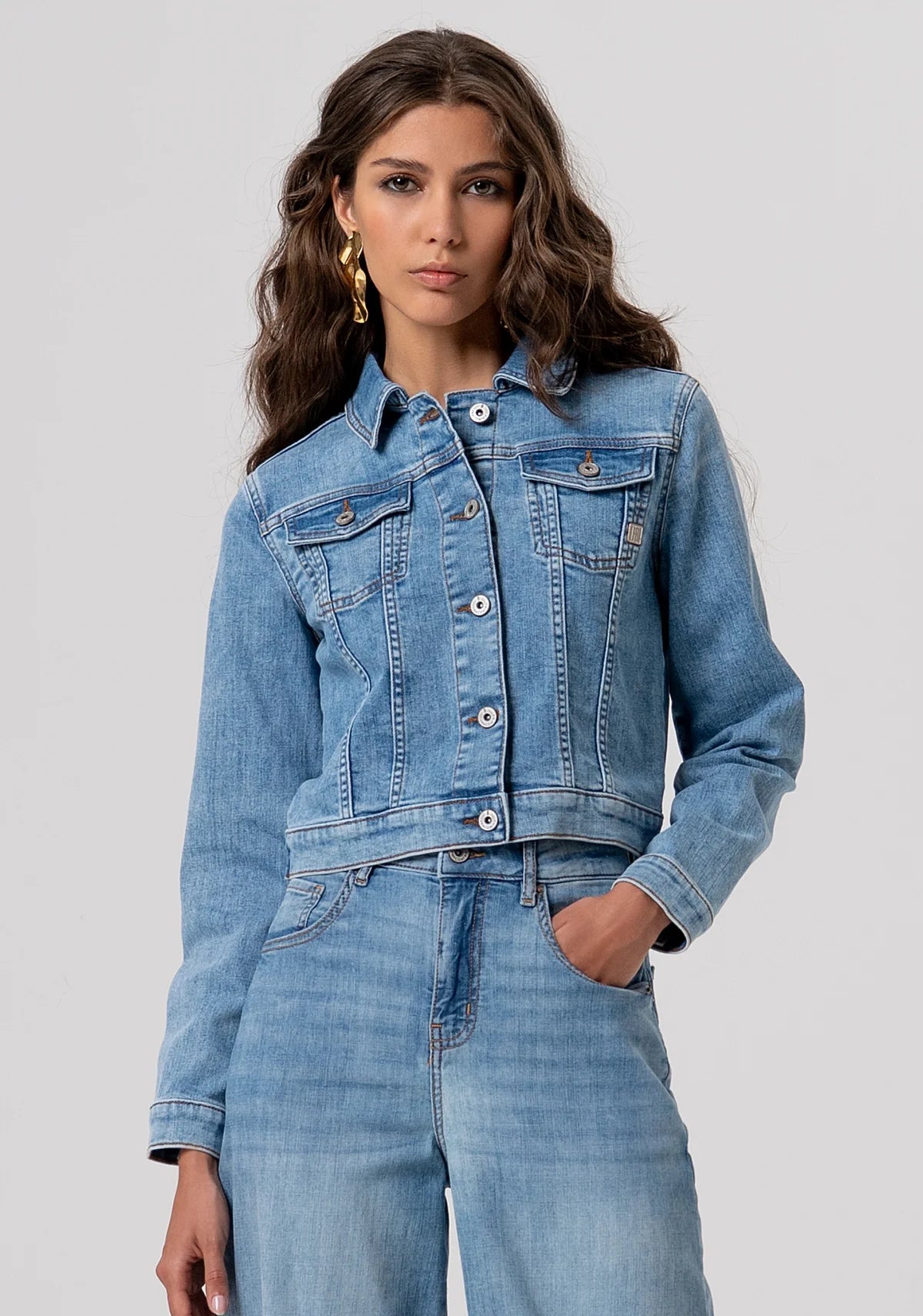 Giacca regular in denim con lavaggio chiaro Donna - Fracomina - World Fashion