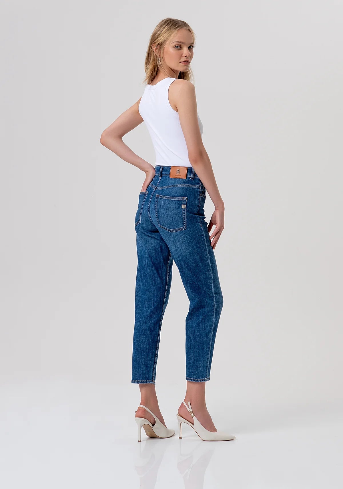 Jeans carrot mom fit in denim con lavaggio medio Donna - Fracomina - World Fashion