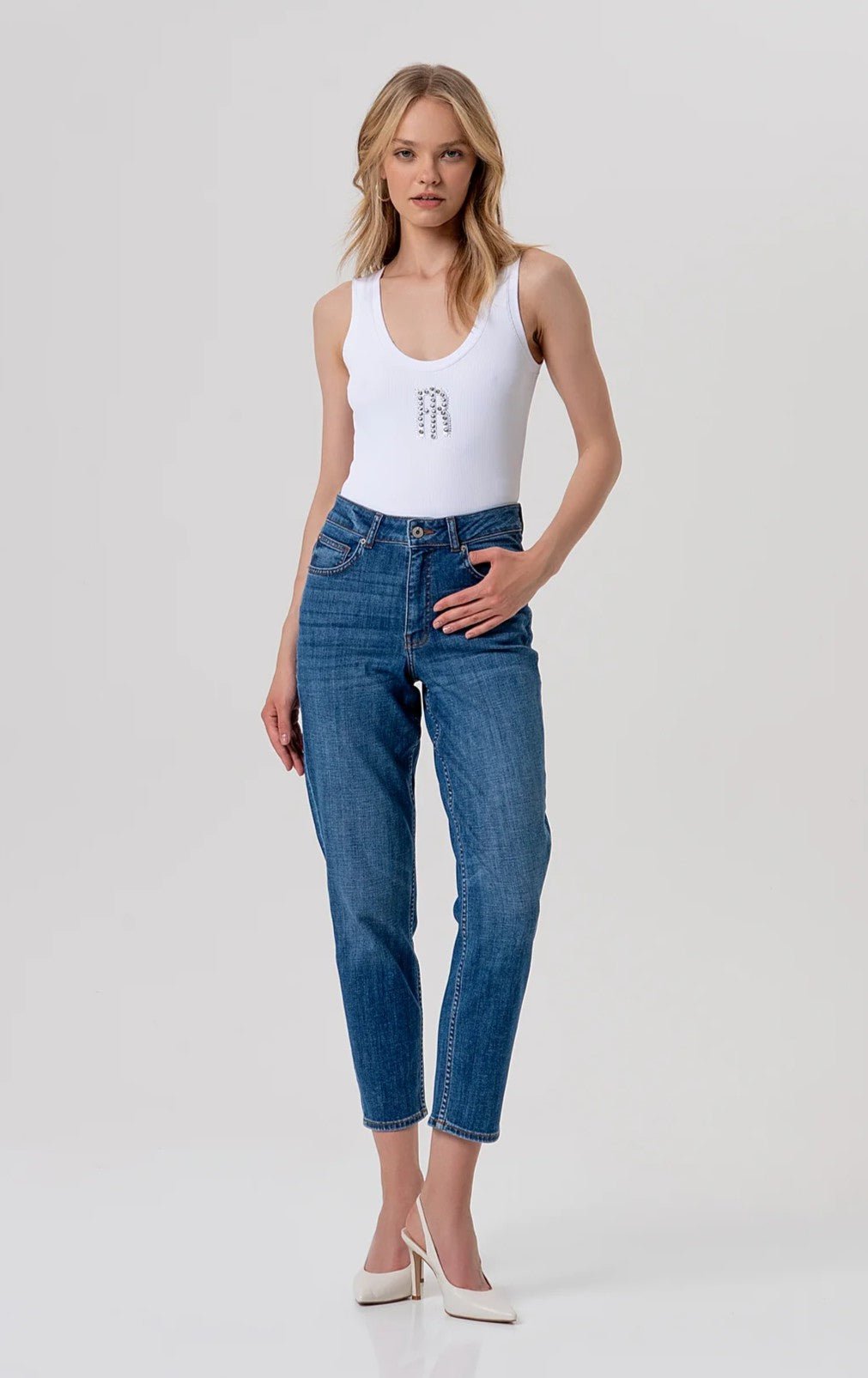 Jeans carrot mom fit in denim con lavaggio medio Donna - Fracomina - World Fashion