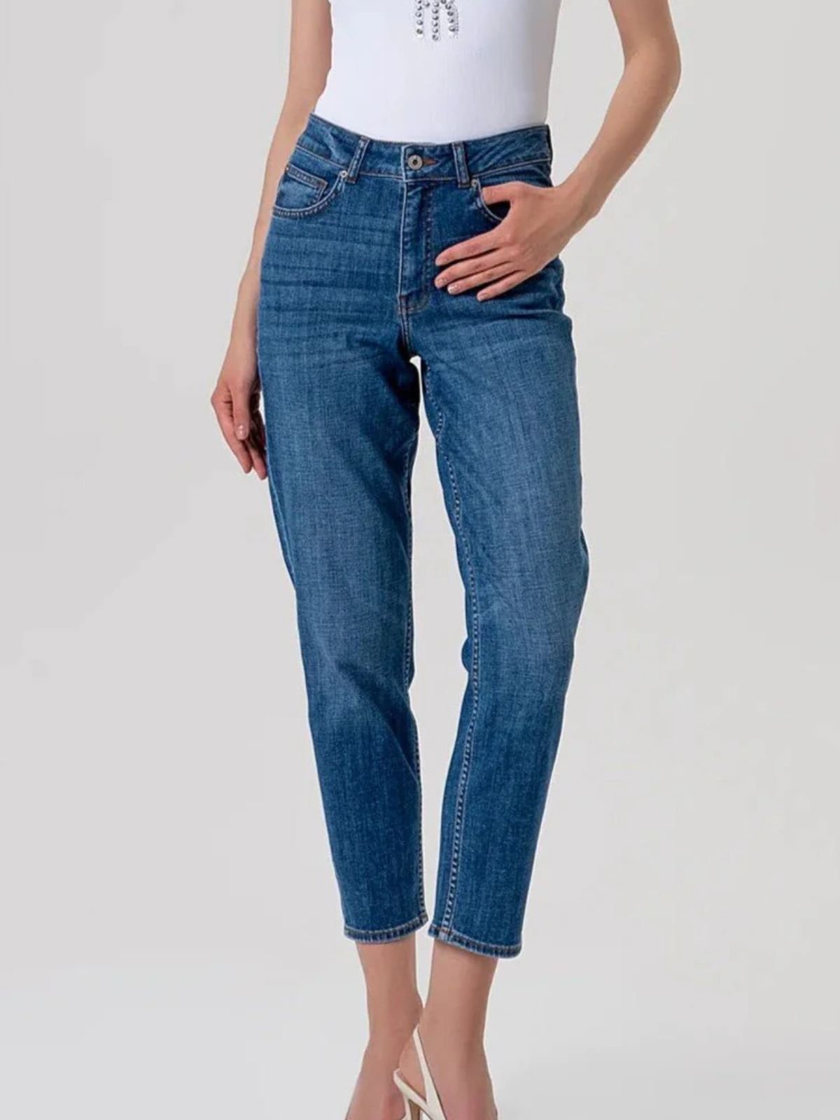Jeans carrot mom fit in denim con lavaggio medio Donna - Fracomina - World Fashion