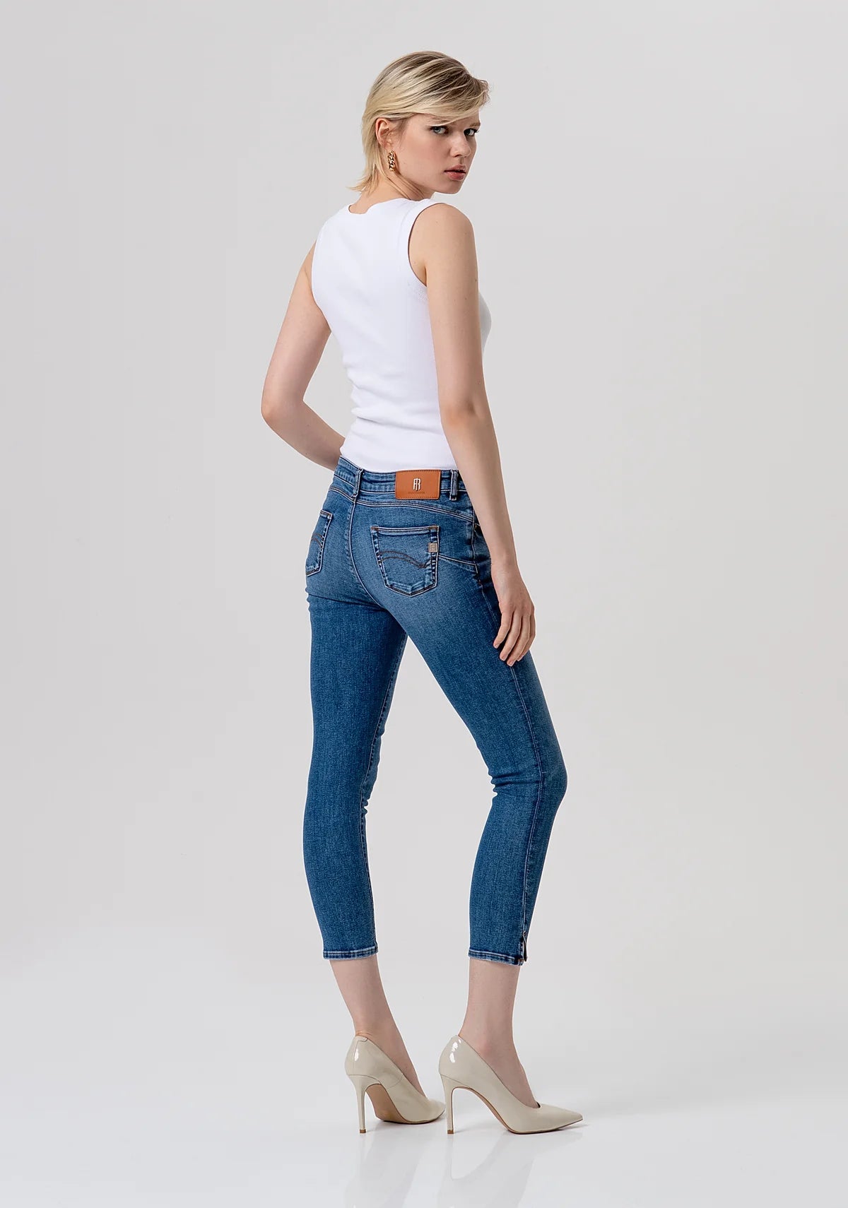 Jeans slim cropped effetto push up in denim con lavaggio medio Donna - Fracomina - World Fashion
