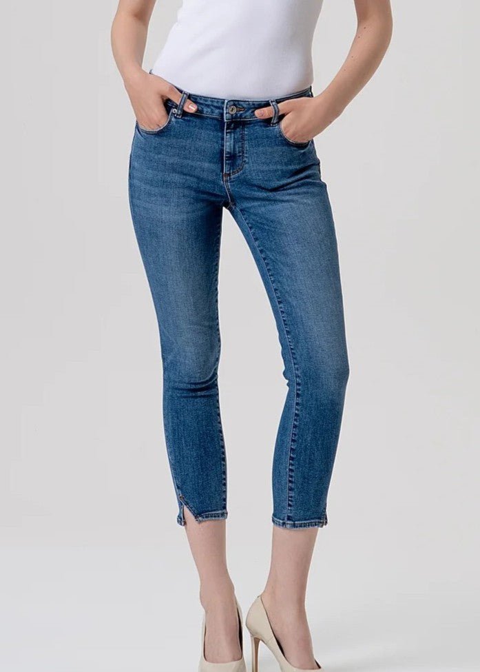 Jeans slim cropped effetto push up in denim con lavaggio medio Donna - Fracomina - World Fashion