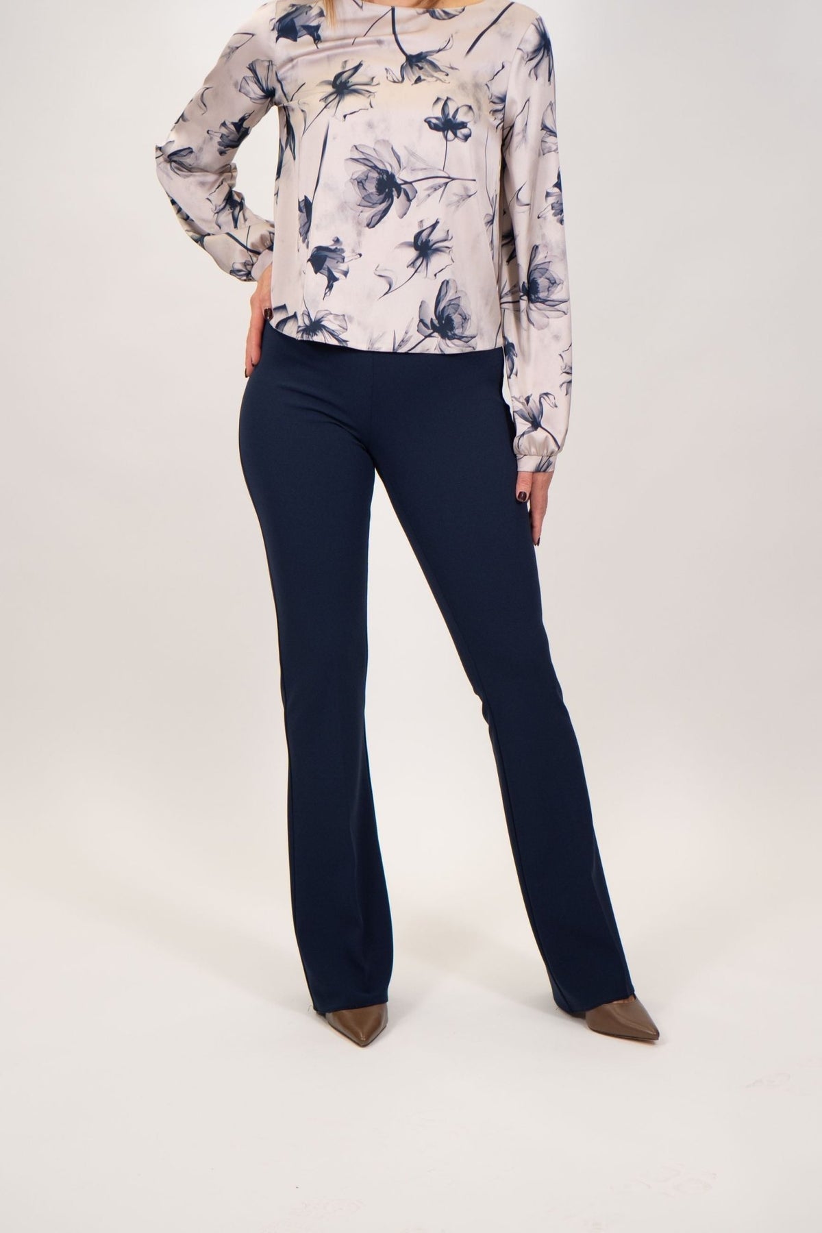 Rinascimento - Pantalone a zampa in tessuto crepe - Donna - World Fashion
