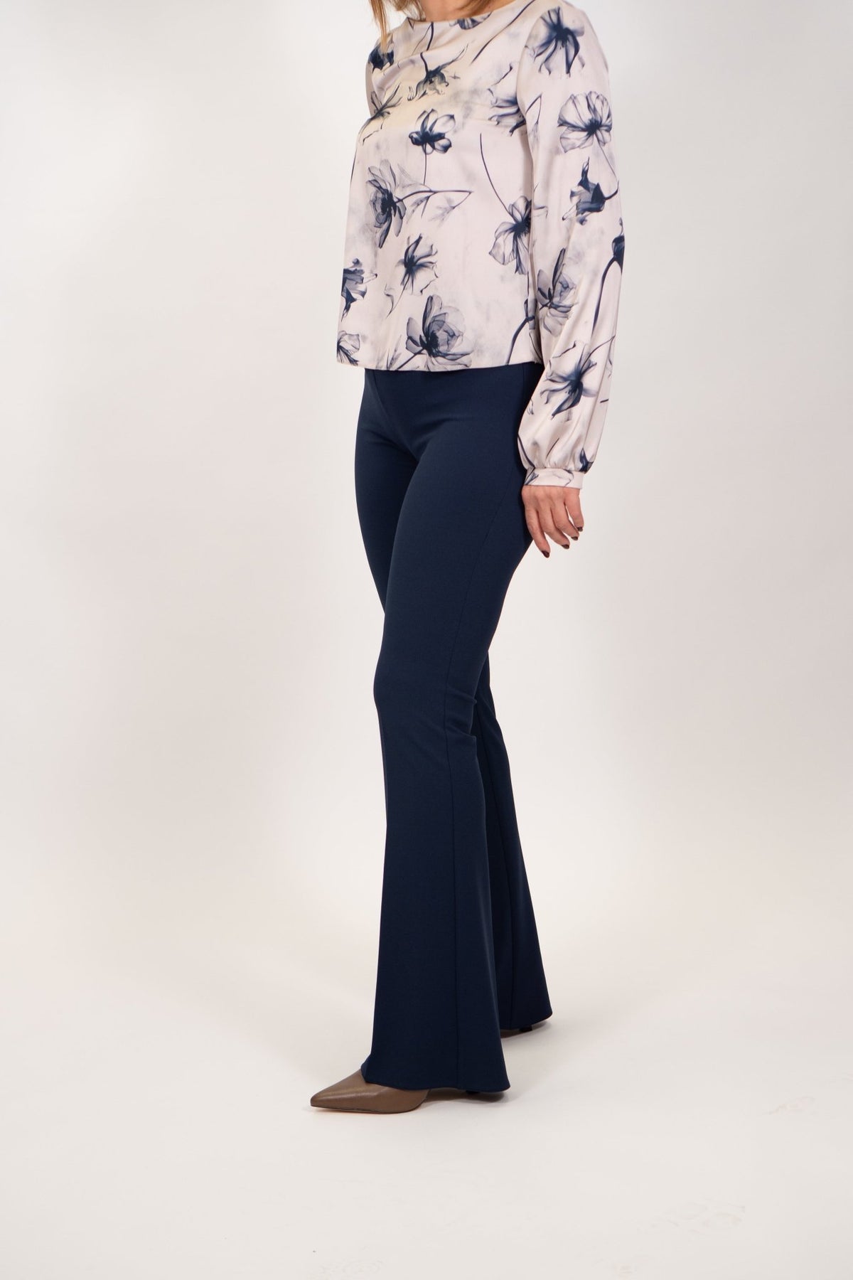 Rinascimento - Pantalone a zampa in tessuto crepe - Donna - World Fashion
