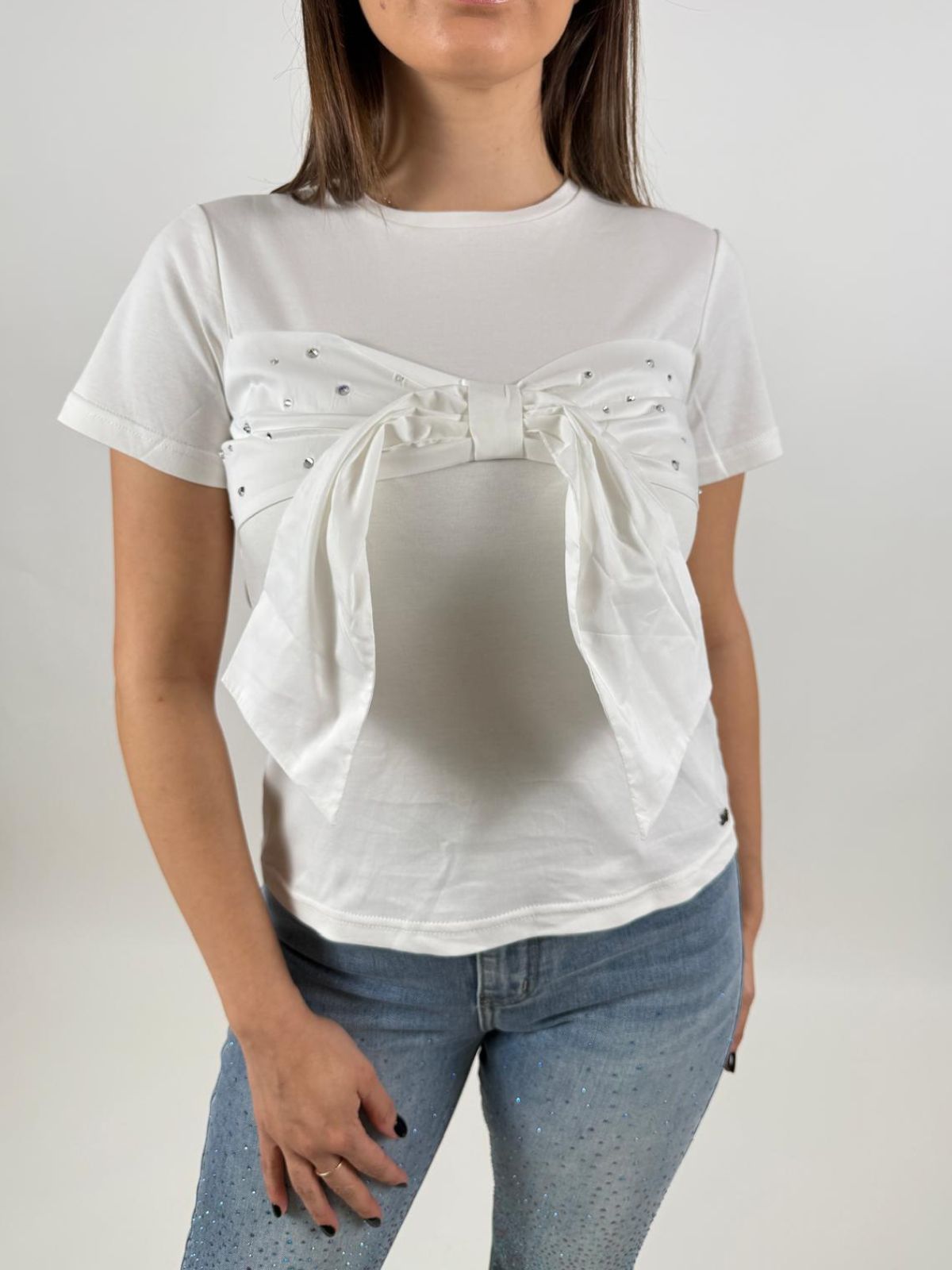 T-shirt con fiocco e strass Donna - Gaudì Jeans - World Fashion