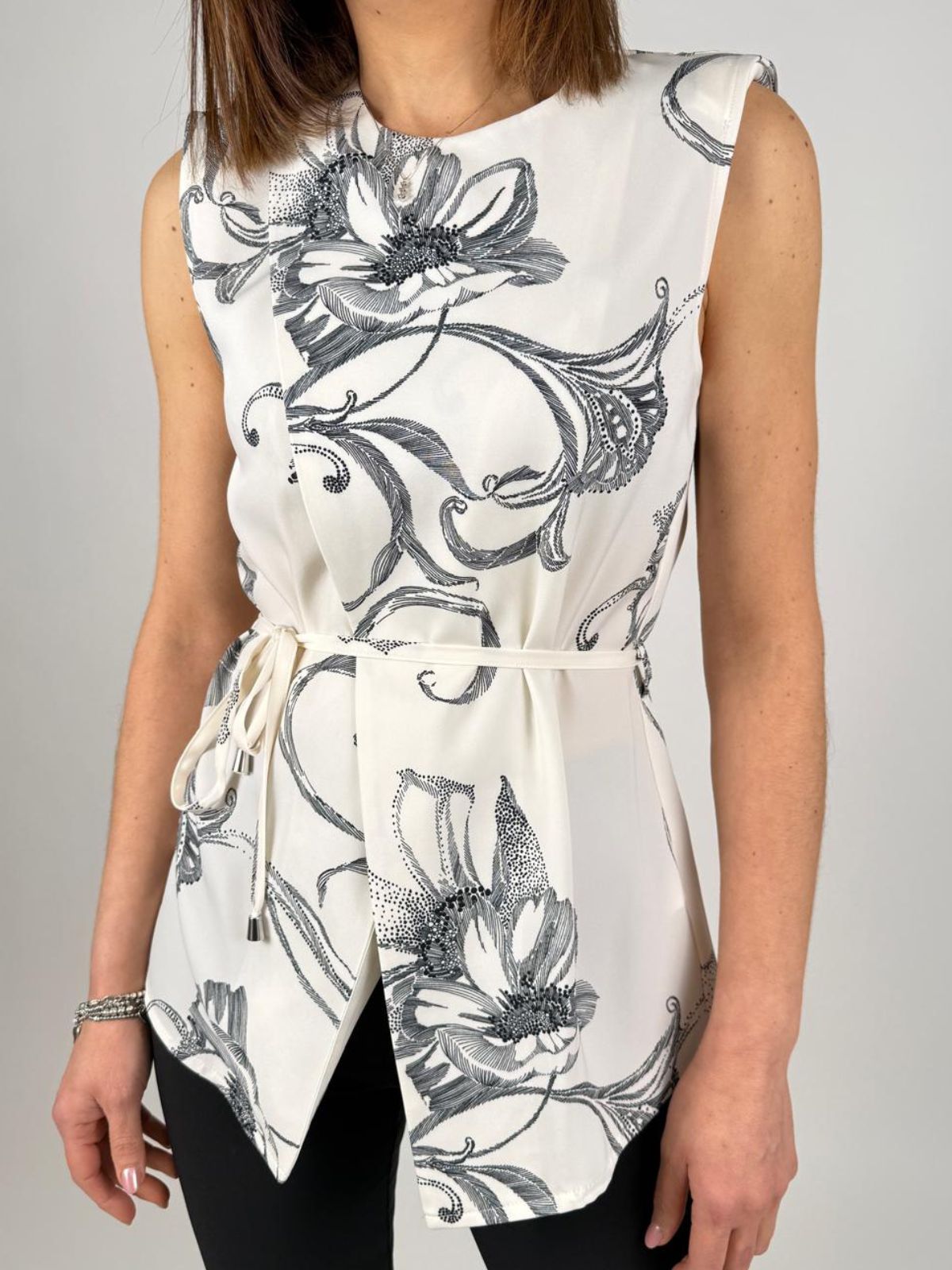 Top smanicato in tessuto leggero, fantasia con laccetto in vita e scollo a V Donna - Rinascimento - World Fashion