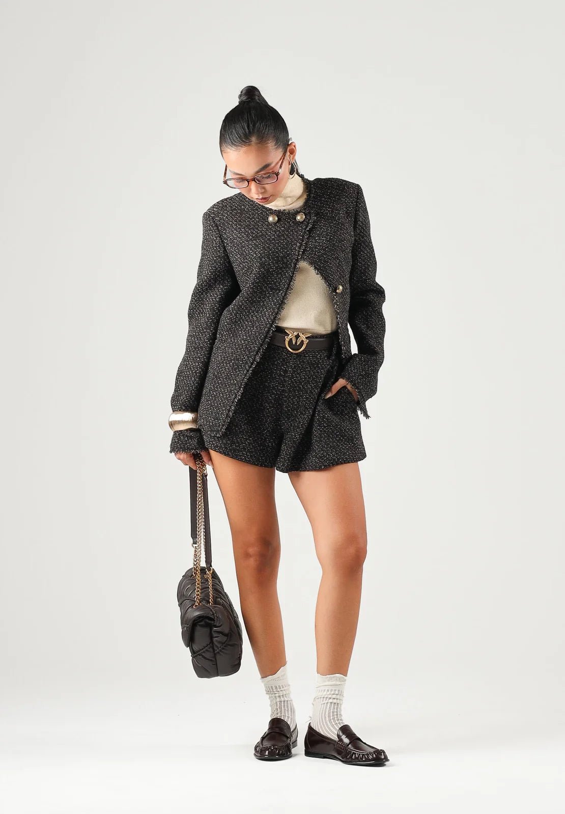 Vicolo - Short con pinces in tessuto stuoia lurex e bottone gioiello - Donna - World Fashion