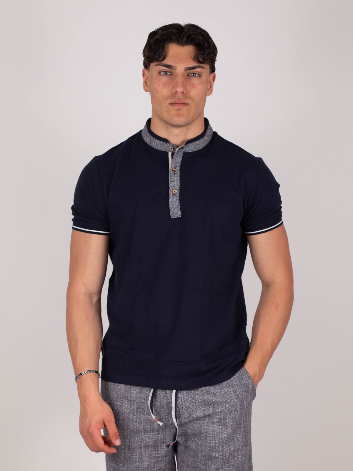 Yes Zee - T-shirt con bottoni e mezzo collo realizzata in cotone con dettagli a contrasto - Uomo - World Fashion